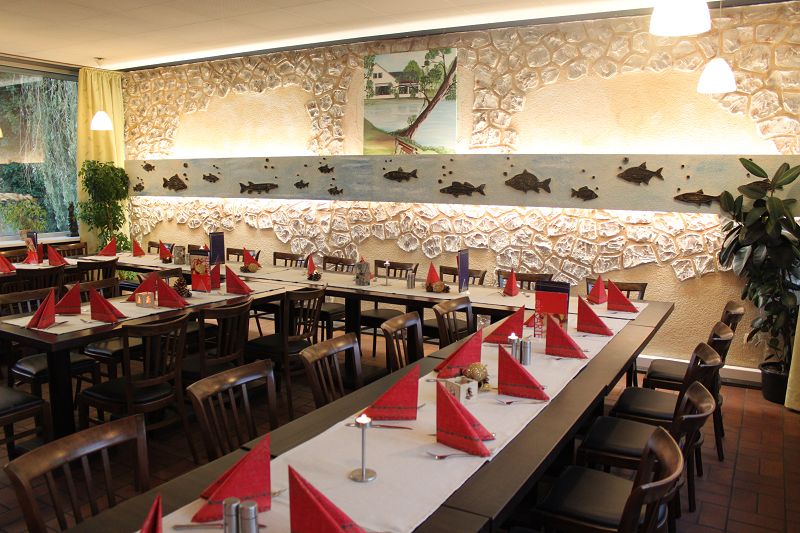 Saal mit Fischfries und roten Servietten