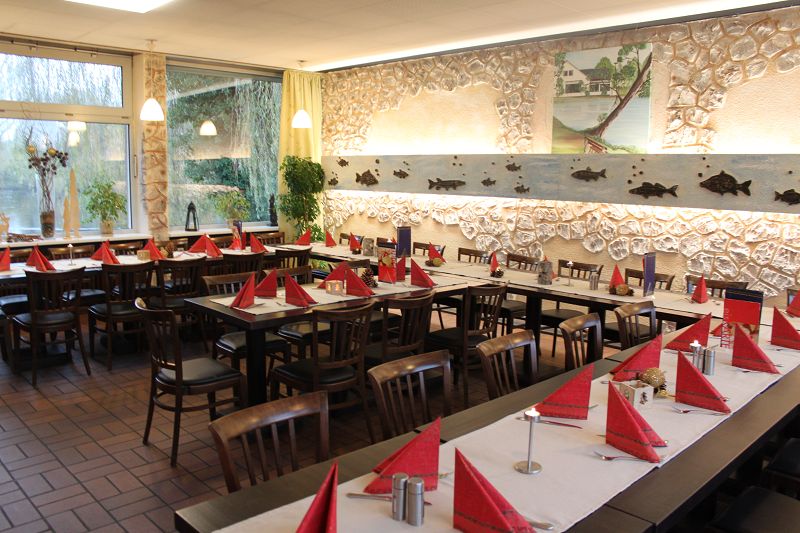 Gedeckte Tische im Saal