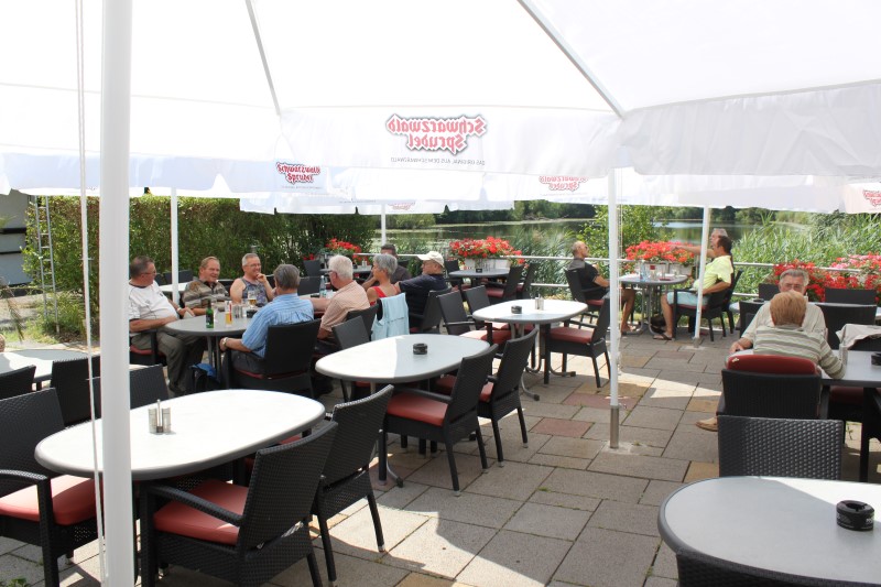 Sitzplätze auf der Terrasse am Wasser